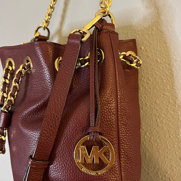 Michael Kors Frankie Pebbled Leather Bucket Shoulder Bag Chain Burgundy Gold - Picture 7 of 10